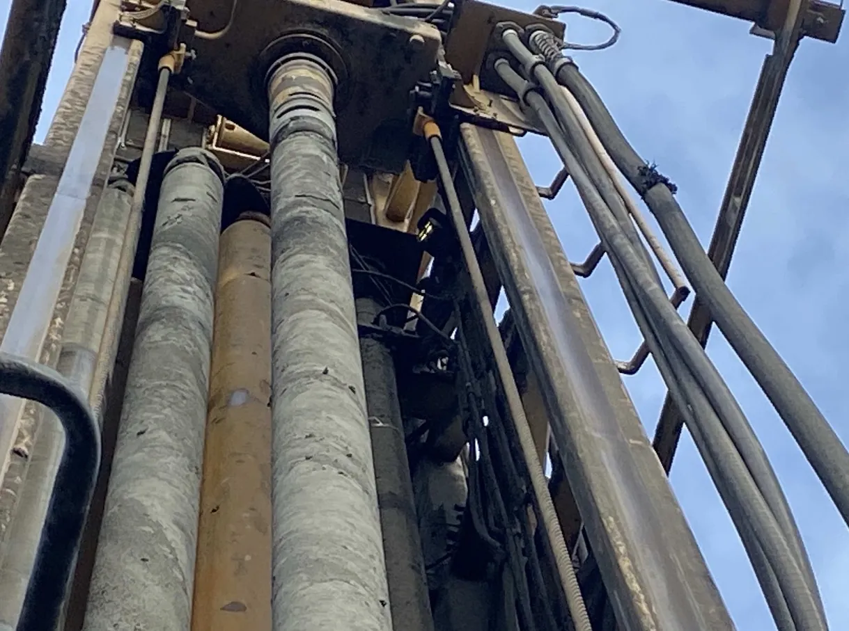 Hydraulic lines on a mast