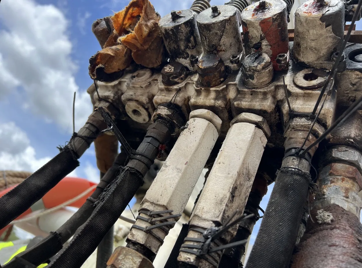 Hydraulic hoses on a rig